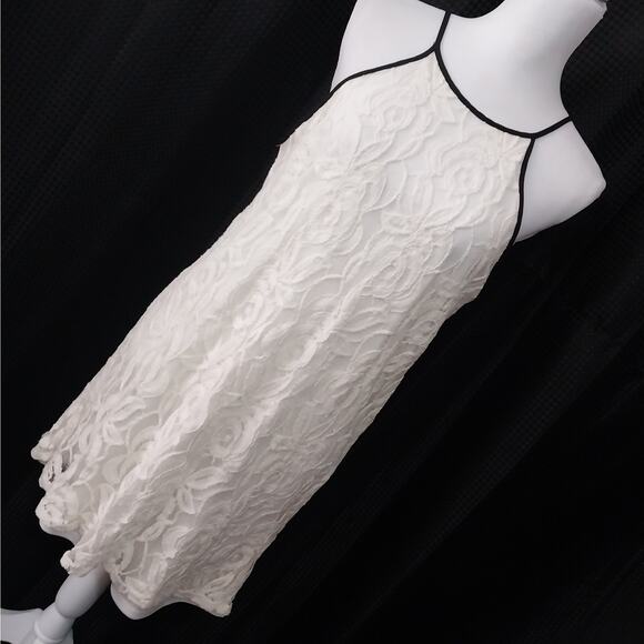 Monteau Dresses & Skirts - MONTEAU LOS ANGELES! BIG FLORAL LACE OVER STRETCH, CREAM & BLACK DRESS! SZ L